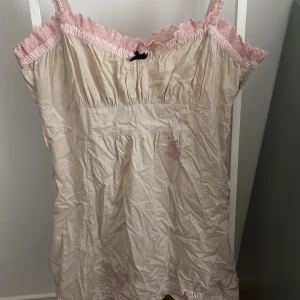 Odd Molly klänning - Säljer beige Odd Molly klänning strl 4. Aldrig använd. 