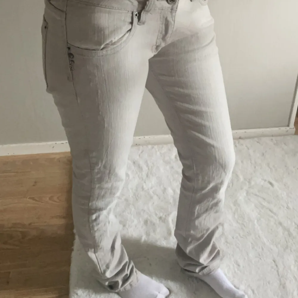 Supersnygga lågmidjade jeans i ljusgrå 💗. Jeans & Byxor.