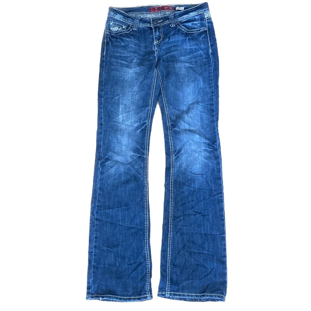 bootcut jeans med glittrigt spets-liknande mönster som aldrig kommit till användning. Jag har storlek 28-29/S-M i jeans och dom passar mig😊 köpta för 900, aldrig använda av mig, pris går att diskutera, skriv PM vid frågor, bilder eller mått💖. Jeans & Byxor.