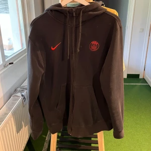 NIKE - PSG tracksuit  - Säljer min Nike PSG tracksuit för 399kr. Hoodie och byxor i small och i bra skick. Hoodien är zip hoodie.