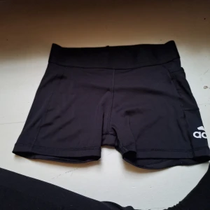 adidas shorts - de är aldrig använda. på sidan finns en ficka för t.ex mobilen