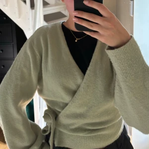 & Otter stories - Knyt kofta alpacka/ull pastell grön 