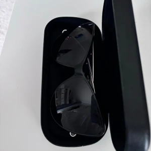 Marc Jacobs solglasögon - Säljer mina helt oanvända solglasögon från Marc Jacobs, de är i mycket bra skick, kommer i tillhörande box Nypris - 1200kr 