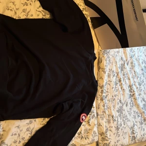 Canada Goose Sweatshirt - En skön långärmad Canada Goose tröja i Storleken M. Köpt på nk i Stockholm för 3700kr, kvitto medföljer vid köp. 