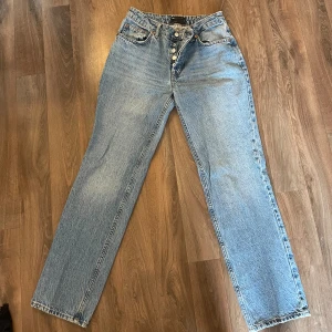 Jeans - Hejsan!! Säljer dessa super snygga lågmidjade jeansen i hourglass fit, tyvärr är dem för små så har ingen bild på. Dem är använda men inget tecken på slitage eller användning💕💕