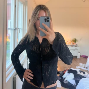 Svart spetsskjorta - Jättesnygg vintage spetsskjorta med utsvängda armar. Hör av er vid frågor!💗