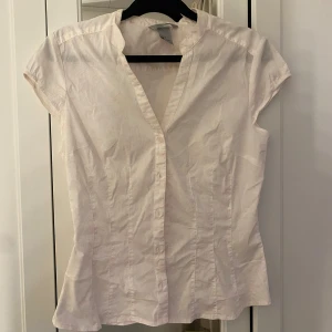 Söt topp - Söt topp i väldigt fint skick 💖 lite rosa/vit. Storlek 38 men passar mig som bär s/m