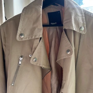 Kort kappa  - Kort kappa i kategori parka.  Använd 2 gånger. Nyköpt för ca 3000.  ser ut helt som ny, utan fläckar eller tecken på användning 