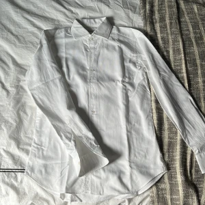 Luca faloni skjorta  - Snygg vit skjorta från Luca faloni. Storlek 15 1/2 och 39 vilket motsvarar en mellanting på small och medium