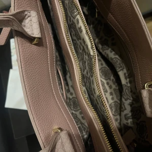 Rosa DonDonna väska med orm-pattern - Säljer denna fina väskan som köptes för ett par år sen men är knappt använt, vill sälja bort den då den samlar bara damm.  