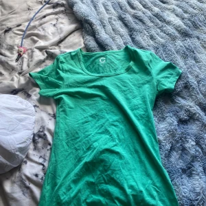 Grön topp - Säljer denna skrik gröna toppen som jag använt en gång men inte igen för att jag tyckte in om hur färgen såg ut på mig💕