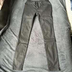 Läderbyxor  - Byxor av läderimitation från new yorker, fint skick, lite ränder vid benen från vikning men kanske försvinner i tvätt. 