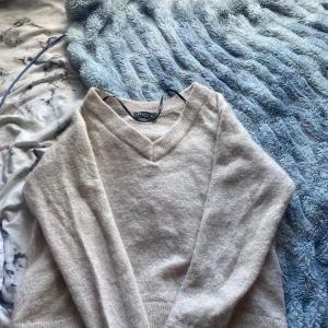 stickad tröja - Säljer denna alpacka ull stickade tröjan, jätte bra skick för att jag beställde i en för liten storlek så har endast provat en gång 🤍