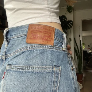Levi's 501 - Fina Levi's 501 L32 W32 (Midjan är indragen på bild, sitter annars ganska stort om du har strl XS-M, men går att sy in!)