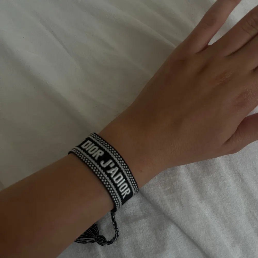 Säljer mitt armband för 120kr, pris kan diskuteras. Kan även vissa mer bilder. Har aldrig använt då ja har flera armband. Inte äkta. Accessoarer.