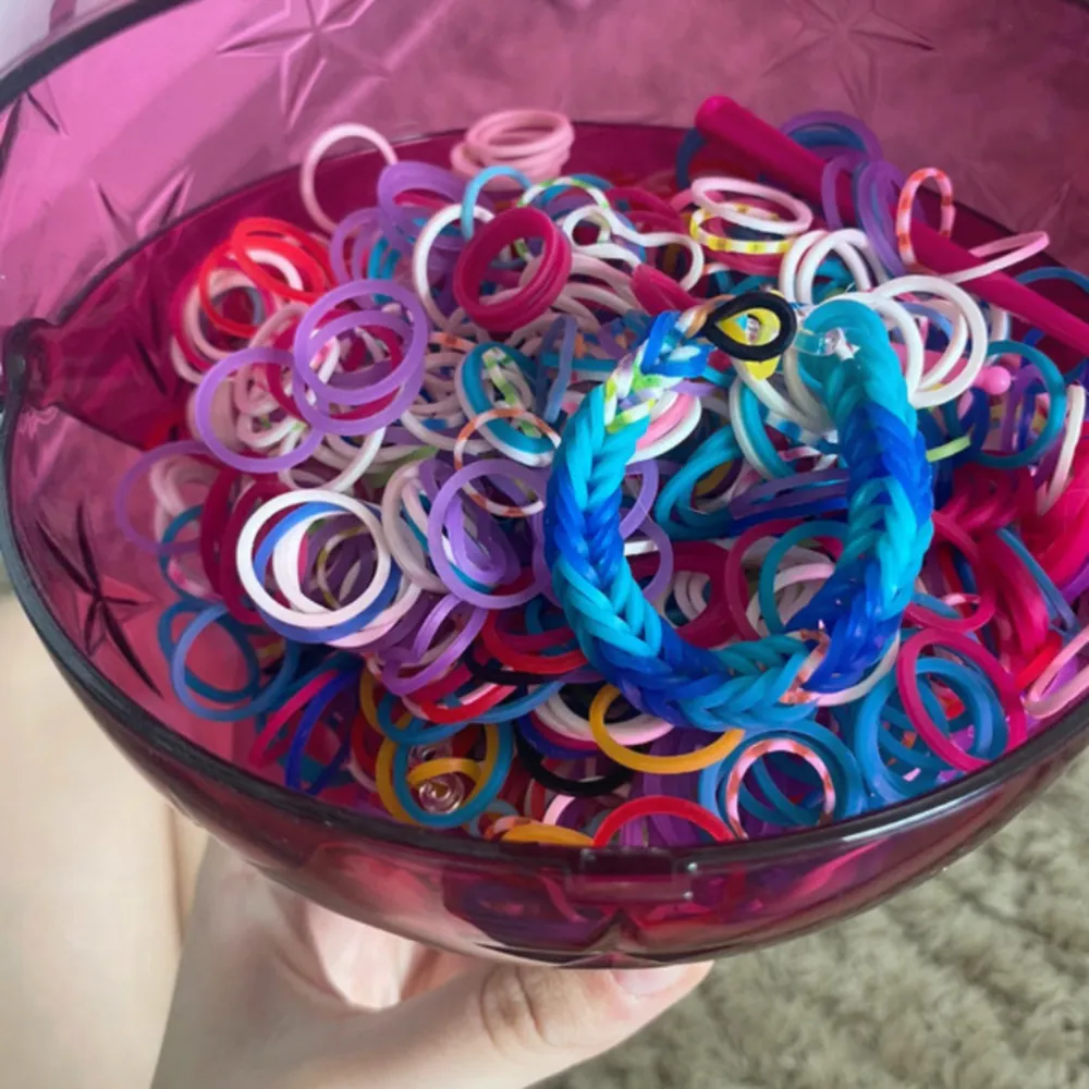 Massa loombands i olika färger. Övrigt.