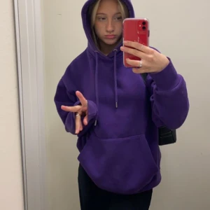 Lila hoodie - Säljer denna lila hoodie, jätte mysig och snöre medföljer till luvan , inga defekter än lite nopprig, från Pull&Bear💜💜💜