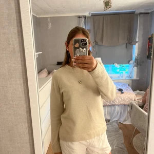 Beige stickad tröja - Super fin beige stickad från vero moda! Väl använd men i bra skick!
