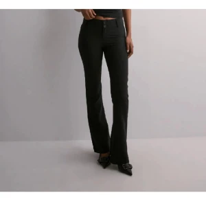 Bootcut byxor med fickor - Endast använda 1 gång, nypris 500kr. Skicket är superbra, inga defekter. Skriv privat vid frågor och funderingar💞