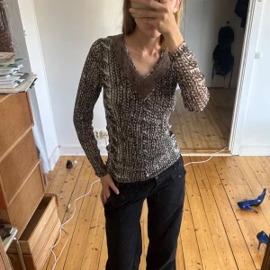 MESH TOP - MESH TOP MED STICKAD DETALJ ⚪️  Storlek S/M ⚪️ Använd gärna köp nu 🫶