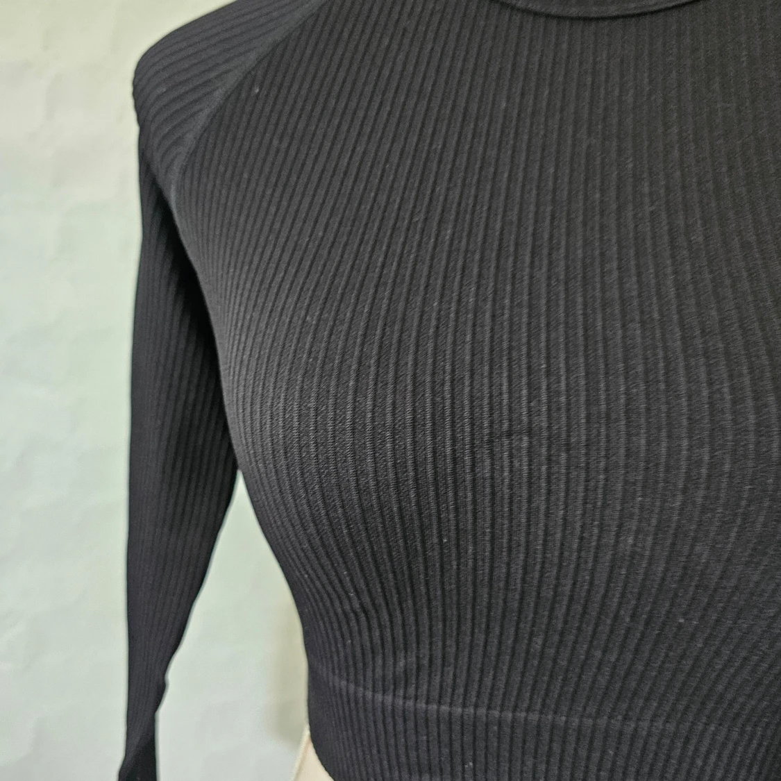 Svart ribbad croppad topp från amn - 92