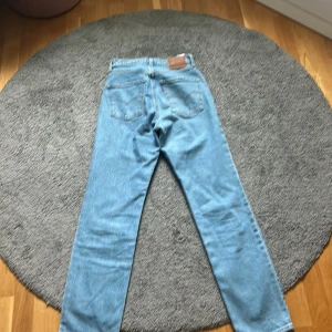Högmedjade jeans  - Högmidjade jeans raka i benen märke Lives. 