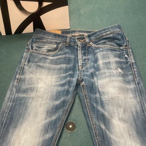 Dondup George  - Hej, jag säljer nu mina dondup George jeans i st 29 men passar 28! De är köpta på nk och är väldigt populära. Vid mer frågor kontakta!