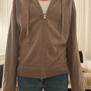 Kashmir zip up - Säljer denna snygga Kashmir zip up från hm❤️Liknar soft goat är perfekt nu till höst och vinter❤️ väldigt skön och i superskick❤️ skriv om ni har några frågor svarar snabbt❤️