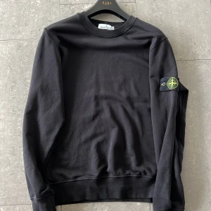 Stone island crewneck - En äkta butik köpt stone island crewneck köpt på NK. Tröjan är galet snygg och passar vid alla tillfällen. Har kvitto och allt kvar. Skriv 💬 vid intresse