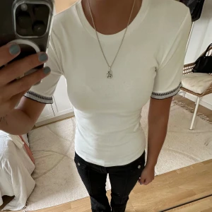 Vit t-shirt med silverdetaljer🪩 - Super fin tajt tröja från zara med silver detaljer på ärmarna. Tröjan är super stretchig så passar Xs-M!! Nyskick och helt oanvänd💗💗 köpt för nått år sedan så kan inte hitta nypriset💞 priset kan diskuteras vid snabb affär!!🪩