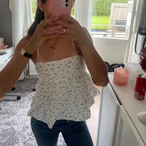 Blommig topp - Fin blommig topp med knyte i ryggen! 