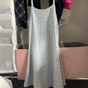 Klänning med blommor  - En fin klänning som passar i alla tillfällen sjön och somrig 