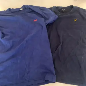 2ST blåa t-shirts från levi’s och Lyle&scott  Nypris (Levis tröja) 269kr Nypris (lyle&scott tröja) 299kr Tröjorna säljs tillsammans för 99kr Båda tröjorna är storlek S