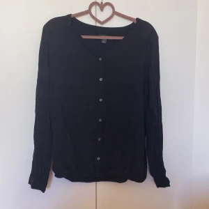Svart blus - Normal i storleken!