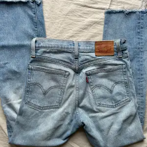 Säljer mina otroligt snygga Levis jeans på grund av att dom blivit för små för mig. Storlek 24, passar Xs