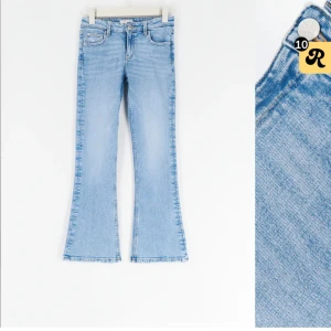 jeans - låga jeans från gina young. storlek 164 jag har i vanliga fall Xs-s i underdelar och de passar perfekt (32-34) i ginas vanliga jeans. går hela vägen ner o är 163. skriv för egna bilder🩷
