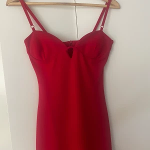 Röd klänning - Superfin röd klänning från zara, använd en gång. Storlek XS. Toppskick 
