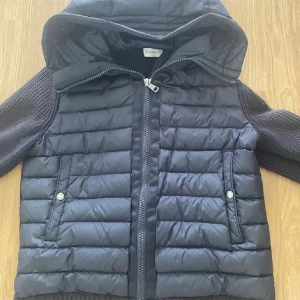 Moncler cardigan  - Säljer nu min moncler cardigan jacka storlek Small alltså S perfekt till hösten 🍁