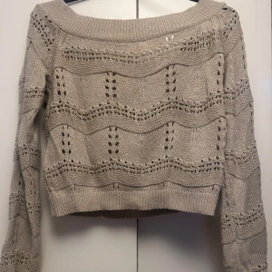 BEIGE STICKAD TRÖJA - Säljer en croppad, off shoulder, ihålig , beige, stickad tröja från only, då den inte riktigt är min stil längre. Väldigt fint skick, bara att skriva om det skulle vara något!💞