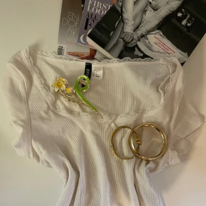 Vit söt topp🤍🥥 -  vit topp med liten rosett perfekt för söt basic outfit🥥🤍💖
