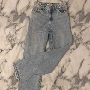 Säljer nu dessa ljusblå jeans från Lindex i stl 152 vilket motsvarar ungefär 11-12 år. Skick 9/10, knappt några tecken på användning. Skriv till mig vid fler frågor eller bilder ✨