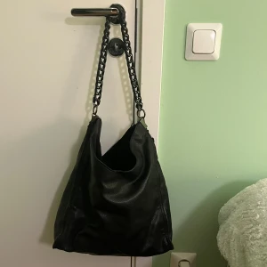 Svart väska  - Relativt stor väska perfekt nu inför skolstarten. Priset går att diskutera 💖