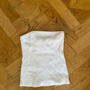 Weekday tub topp - Säljder denna tub topp från weekday i storlek S🤍 använt få gånger är i bra skick 