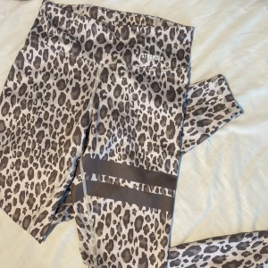 Leopard träningstights - Jag säljer ett par träningstights från Stronger tights med leopard mönster i storlek xs som jag hoppas att någon vill köpa. Dom är använda få gånger och är i jätte bra skick. Hör av er vid intresse💋