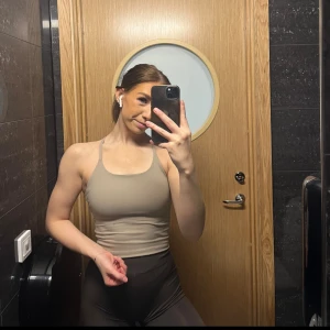 Träningslinne från Relode i beige - Säljer detta träningslinne från Relodes Core Singlet kollektion i storlek XS. Färg beige. Väldigt sparsamt använt, så skicket är fint.  200kr 💜 köparen står för frakten.