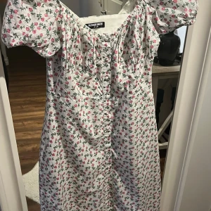Klänning  - Jättefin blommig, lång  klänning, bra material , storlek 36 / S 