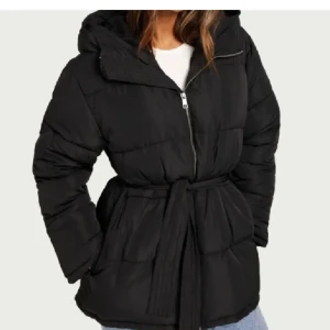 Vinterjacka  - Jättefin vinterjacka mef ett band som man kan knyta men går också att ta av❤️