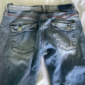 Low waist jeans - Skitsnygga jeans med låg midja och coola fickor som jag tyvärr måste sälja då de inte passar mig. De är i toppen skick men skulle säga att de är aningen små i storleken. Tveka inte med att skriva vid fler frågor!💕