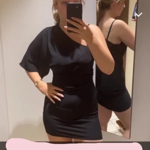 Svart klänning  - Kort och snygg svart klänning, endast använd en gång 