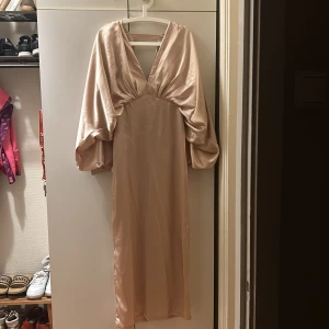 Klänning  - Jag säljer min fina klänning från boohoo , jag köpte den för 500 kr . Jag har använd din bara en gång Annas den är helt ny .